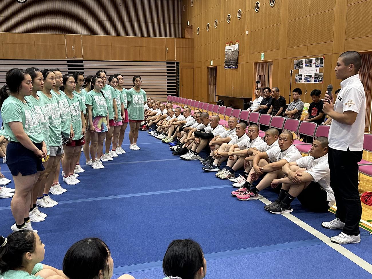 箕面自由学園チアリーダー部と交流する札幌日大の選手たち（撮影・益子浩一）