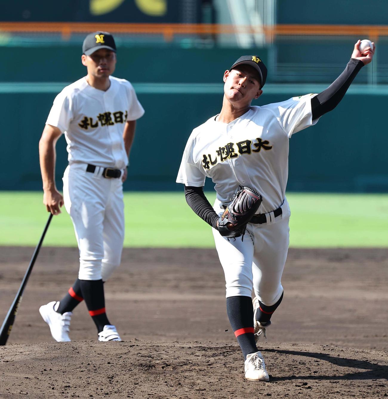 甲子園で投球練習をする札幌日大エース小熊（撮影・上田博志）