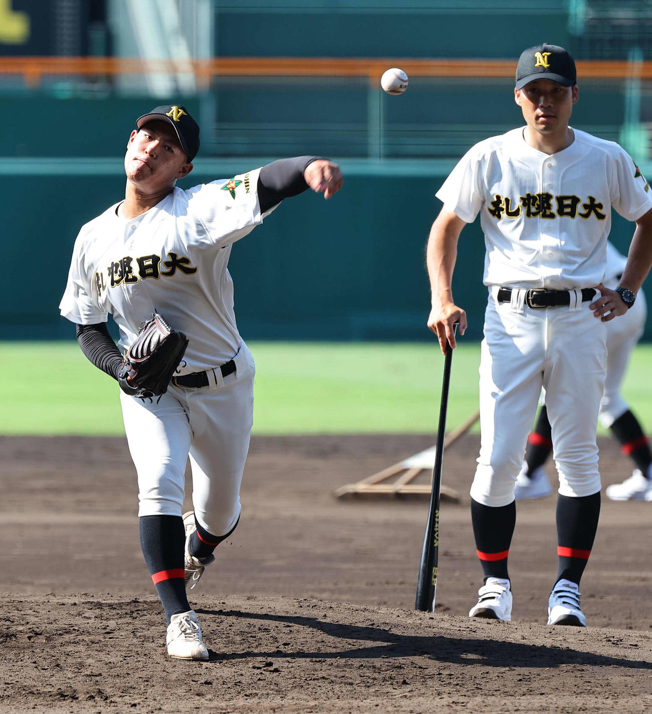 甲子園で投球練習をする札幌日大エース小熊（撮影・上田博志）