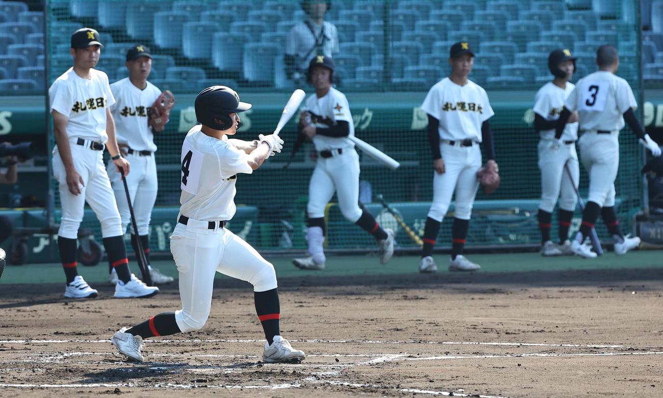 甲子園で打撃練習をする札幌日大・森岡（撮影・上田博志）