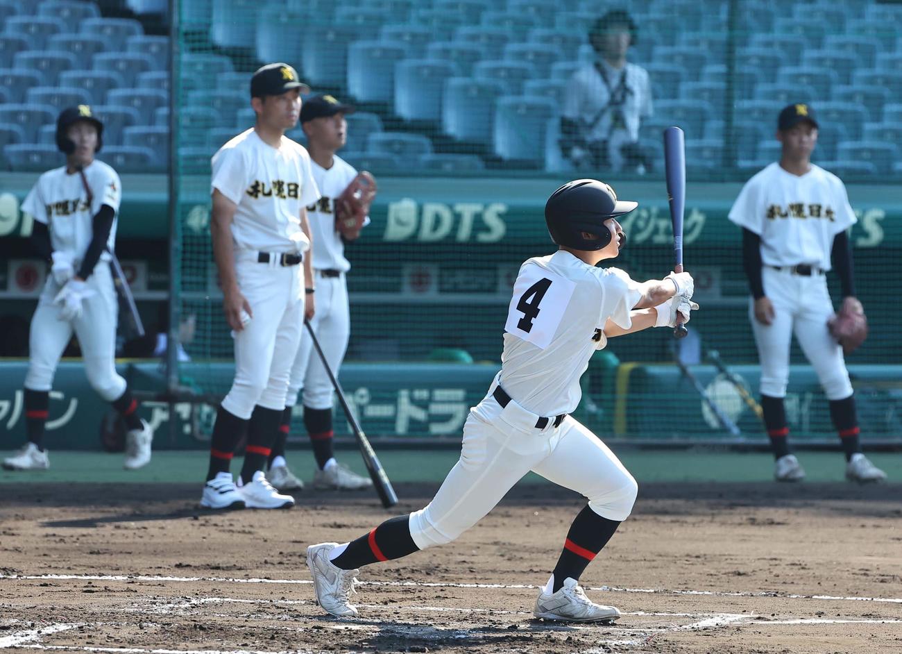 甲子園で打撃練習をする札幌日大・森岡（撮影・上田博志）