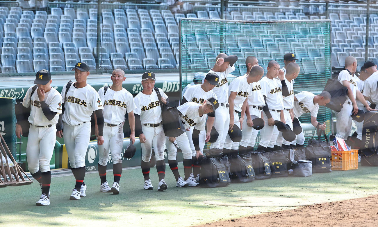 甲子園練習を終えグラウンドを引き揚げる札幌日大ナイン（撮影・上田博志）