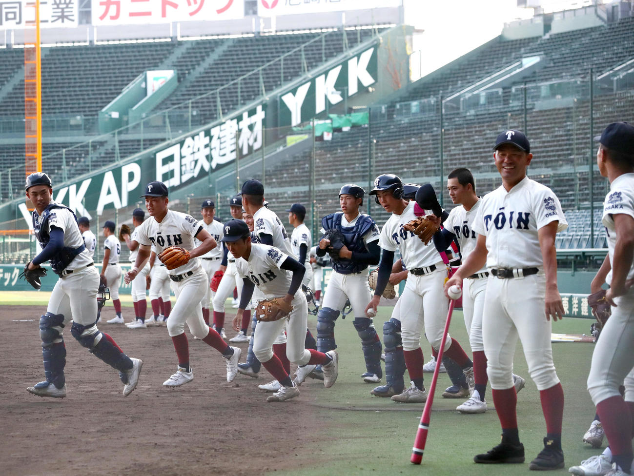 一斉に甲子園のグラウンドを駆けだす大阪桐蔭の選手ら（撮影・上山淳一）