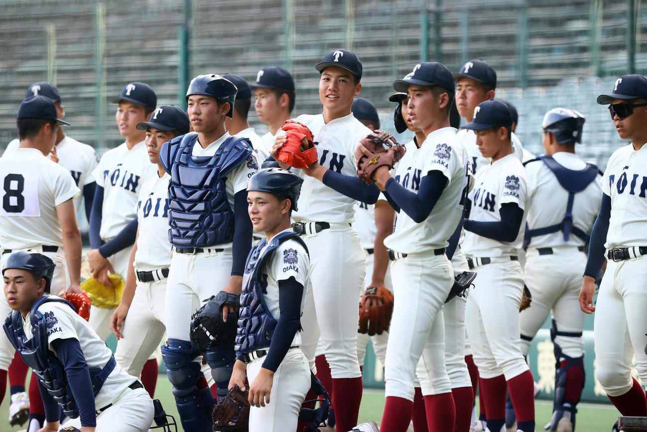 甲子園練習を前にリラックスした表情を見せる大阪桐蔭の選手ら（撮影・上山淳一）