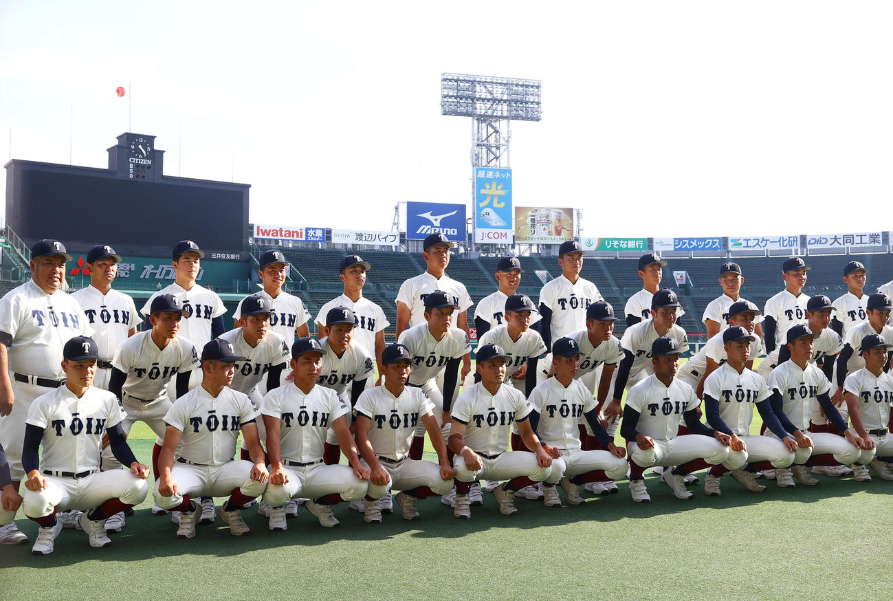 甲子園練習を前に記念撮影する大阪桐蔭・西谷監督（左）らナイン（撮影・上山淳一）
