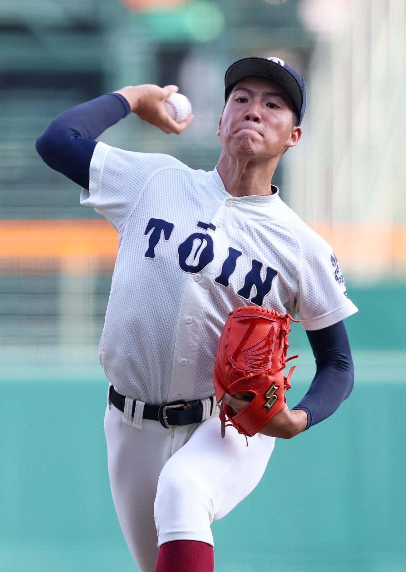 甲子園のマウンドで投げ込む大阪桐蔭・平嶋（撮影・上山淳一）