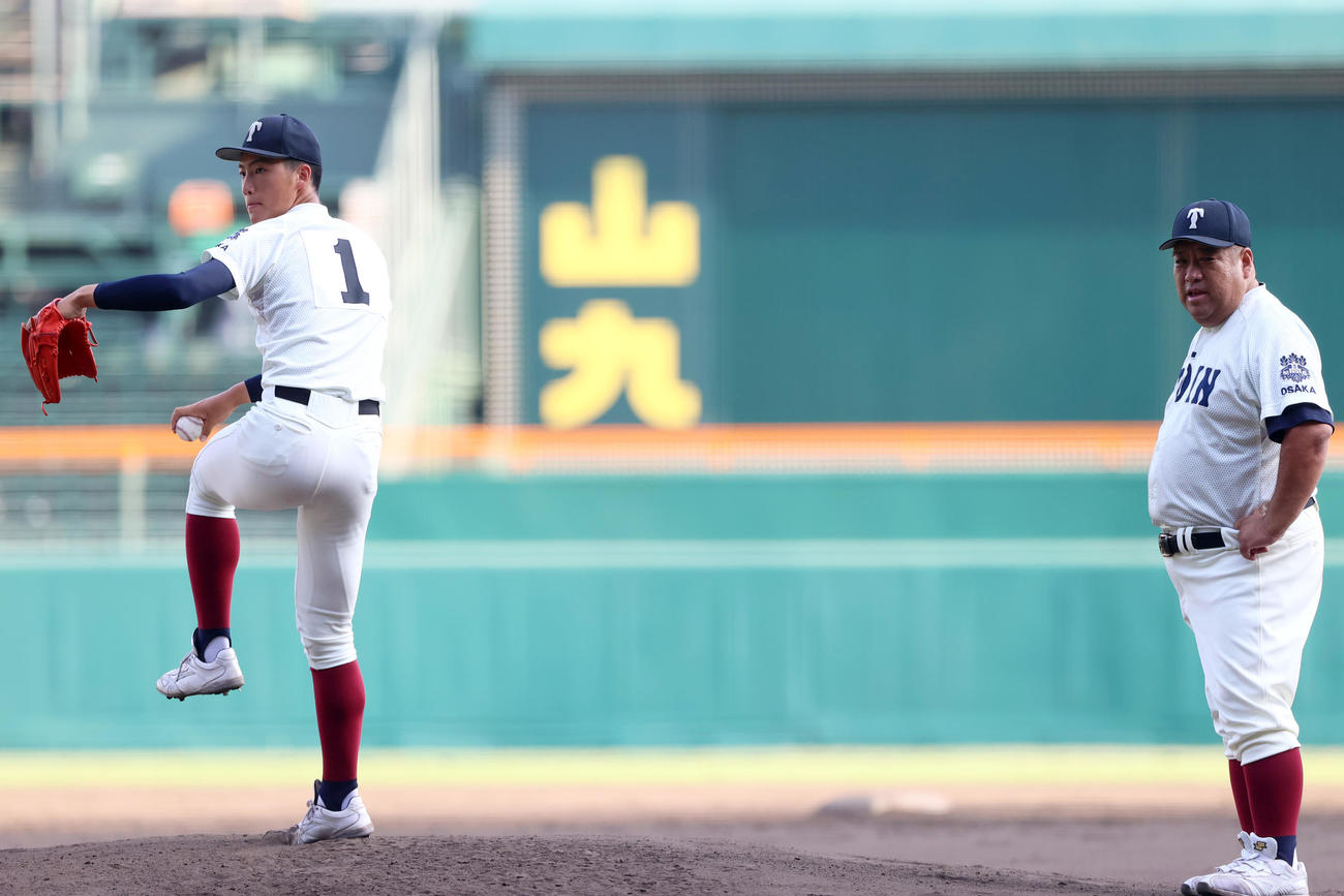 甲子園のマウンドで投げ込む大阪桐蔭・平嶋（左）を見る西谷監督（撮影・上山淳一）