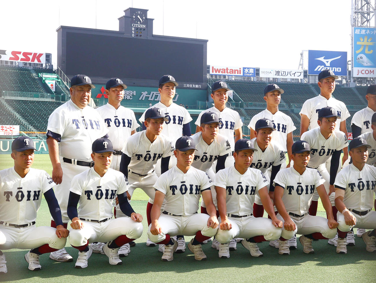 甲子園練習を前に記念撮影する大阪桐蔭・西谷監督（左から2人目）らナイン（撮影・上山淳一）