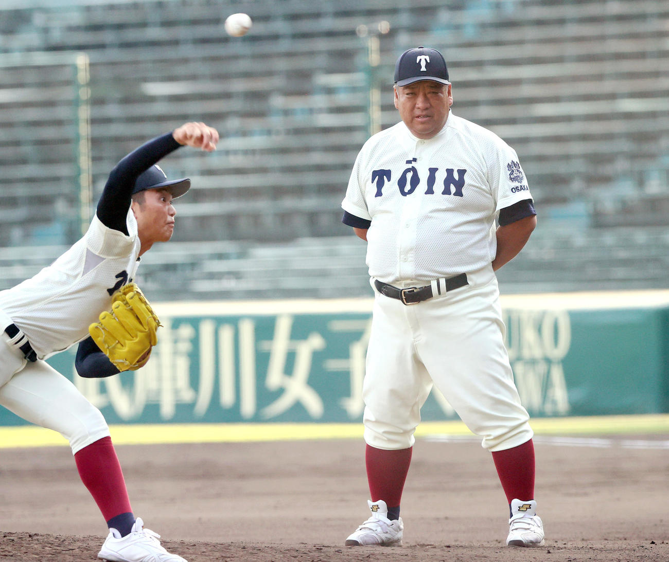 甲子園練習を見守る大阪桐蔭・西谷監督。手前は川上（撮影・上山淳一）