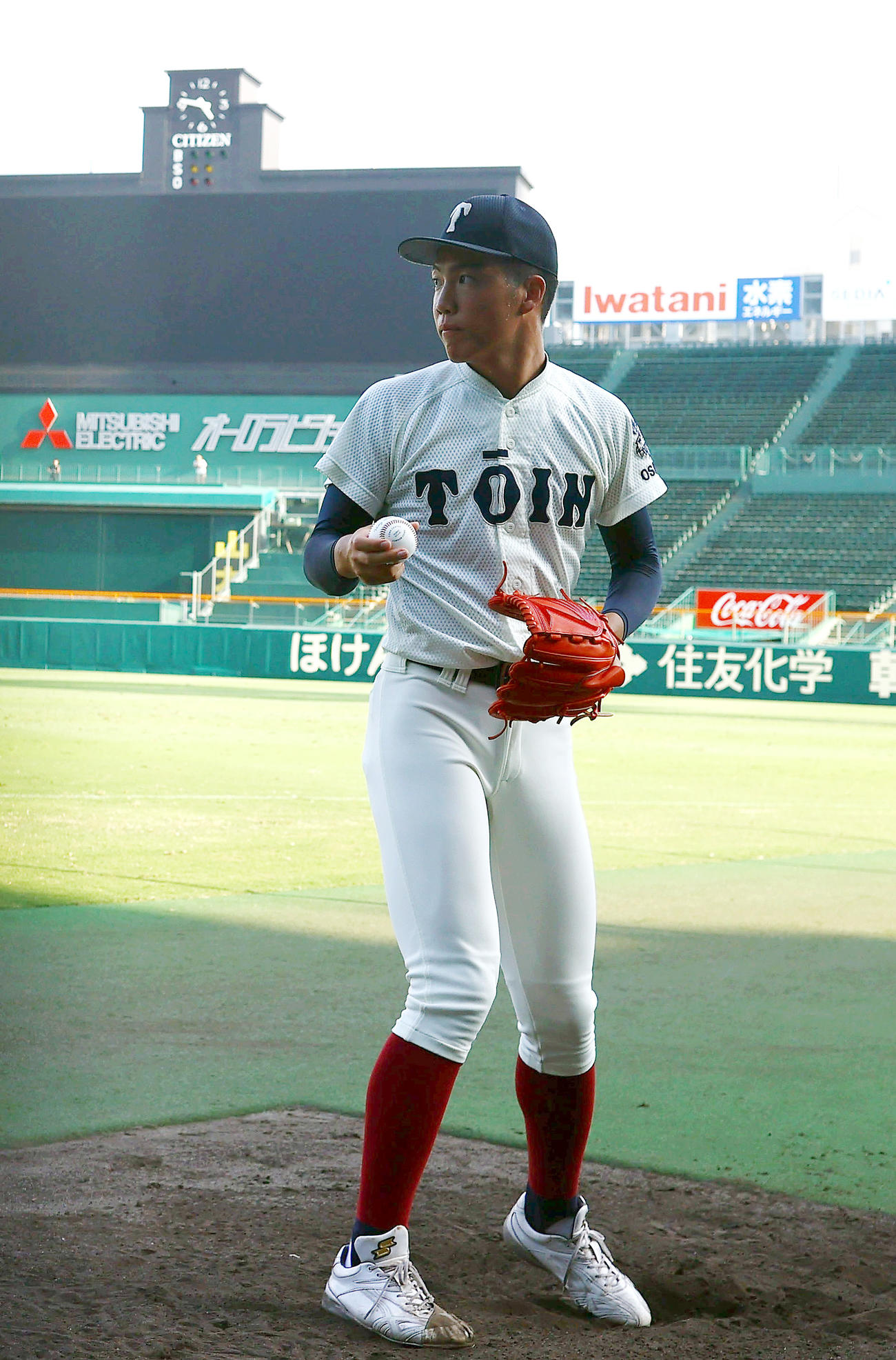 甲子園のブルペンで投げる大阪桐蔭・平嶋（撮影・上山淳一）