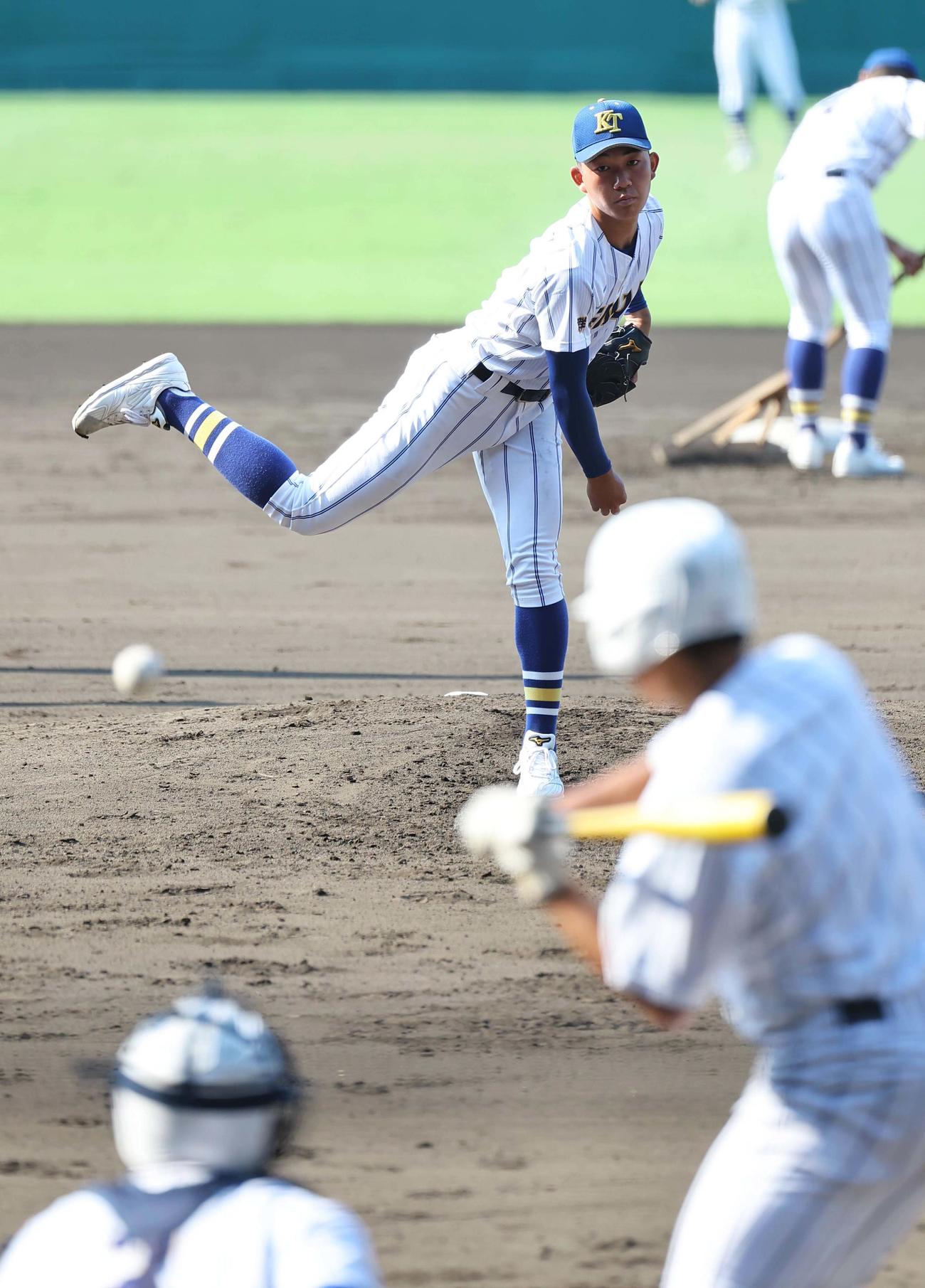 甲子園のマウンドで投球練習をする健大高崎・石垣（撮影・上田博志）