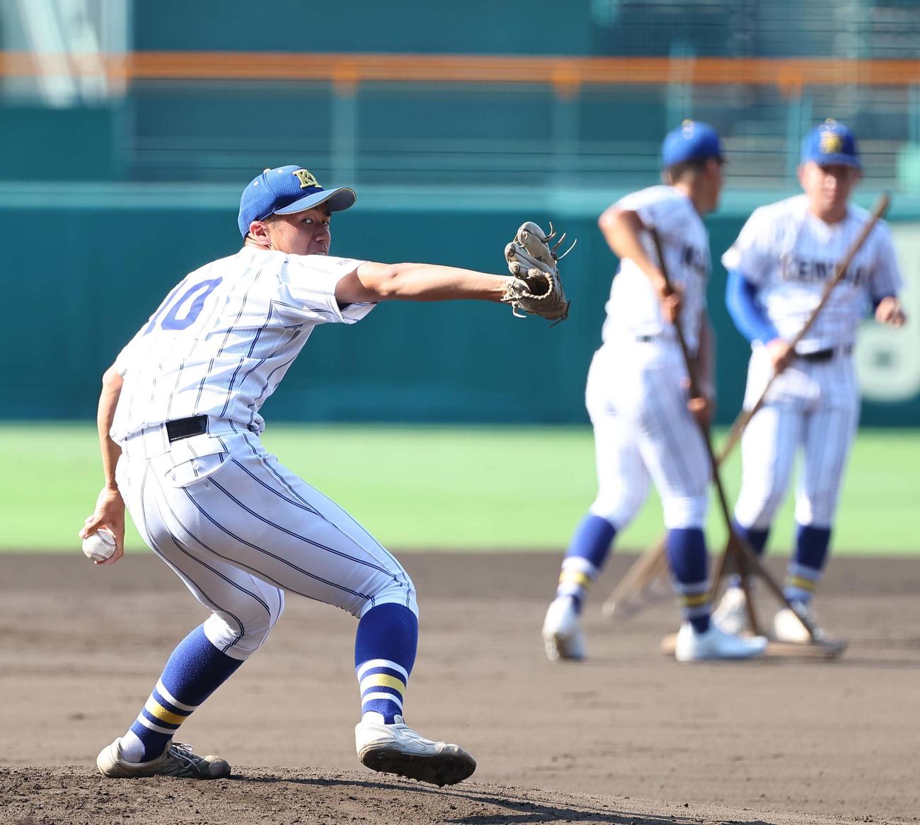 甲子園のマウンドで投球練習をする健大高崎・下重（撮影・上田博志）