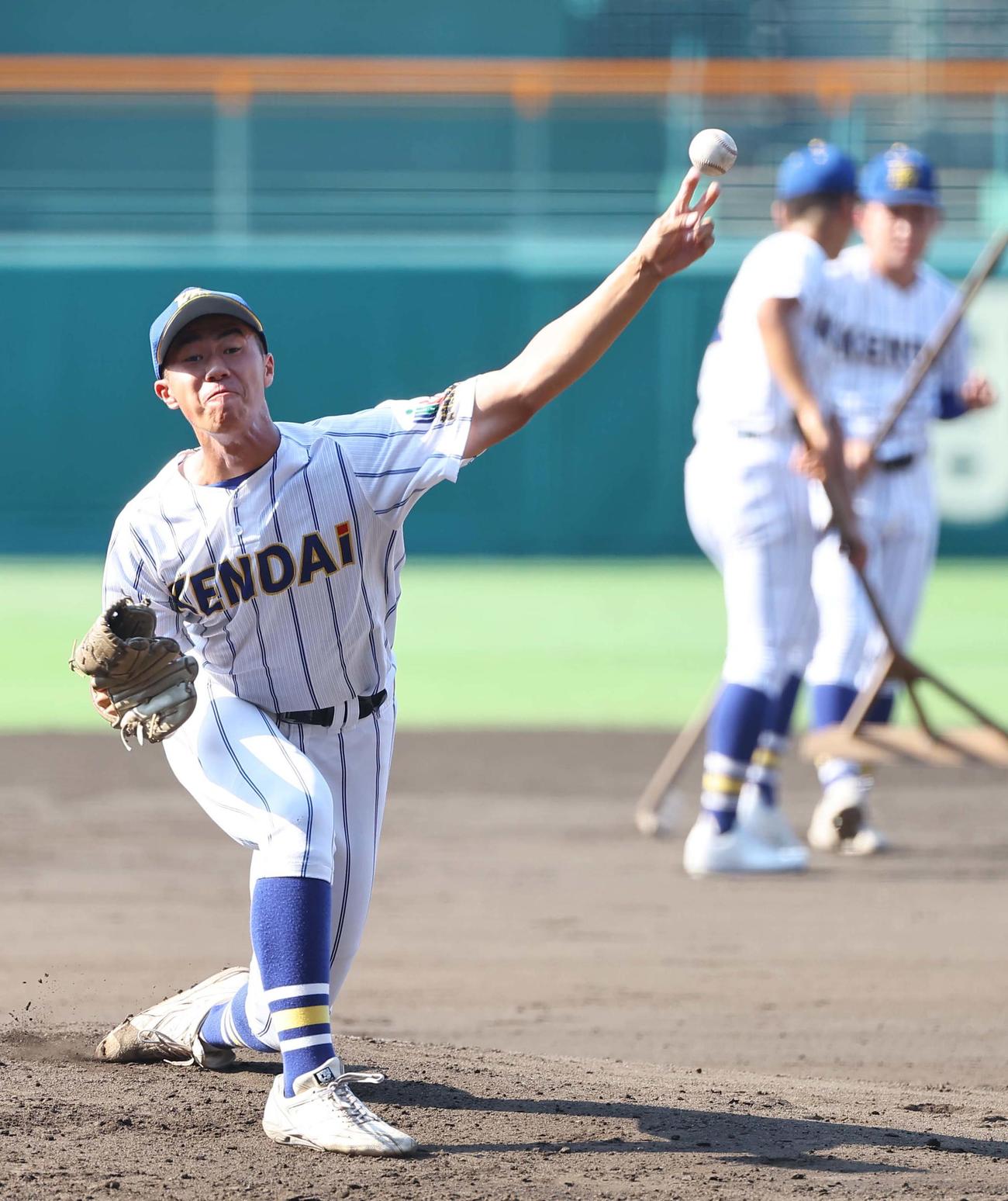 甲子園のマウンドで投球練習をする健大高崎・下重（撮影・上田博志）