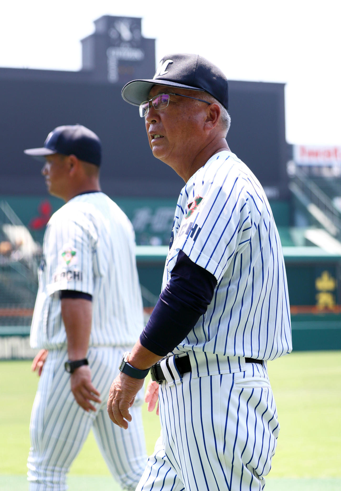 甲子園練習でグラウンドを移動する明徳義塾・馬淵監督（撮影・上山淳一）