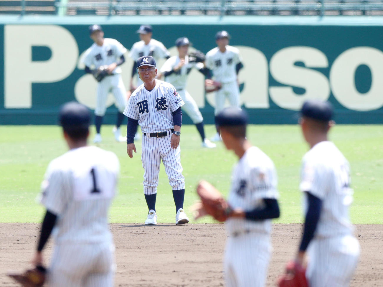 甲子園練習で選手ら見守る明徳義塾・馬淵監督（撮影・上山淳一）