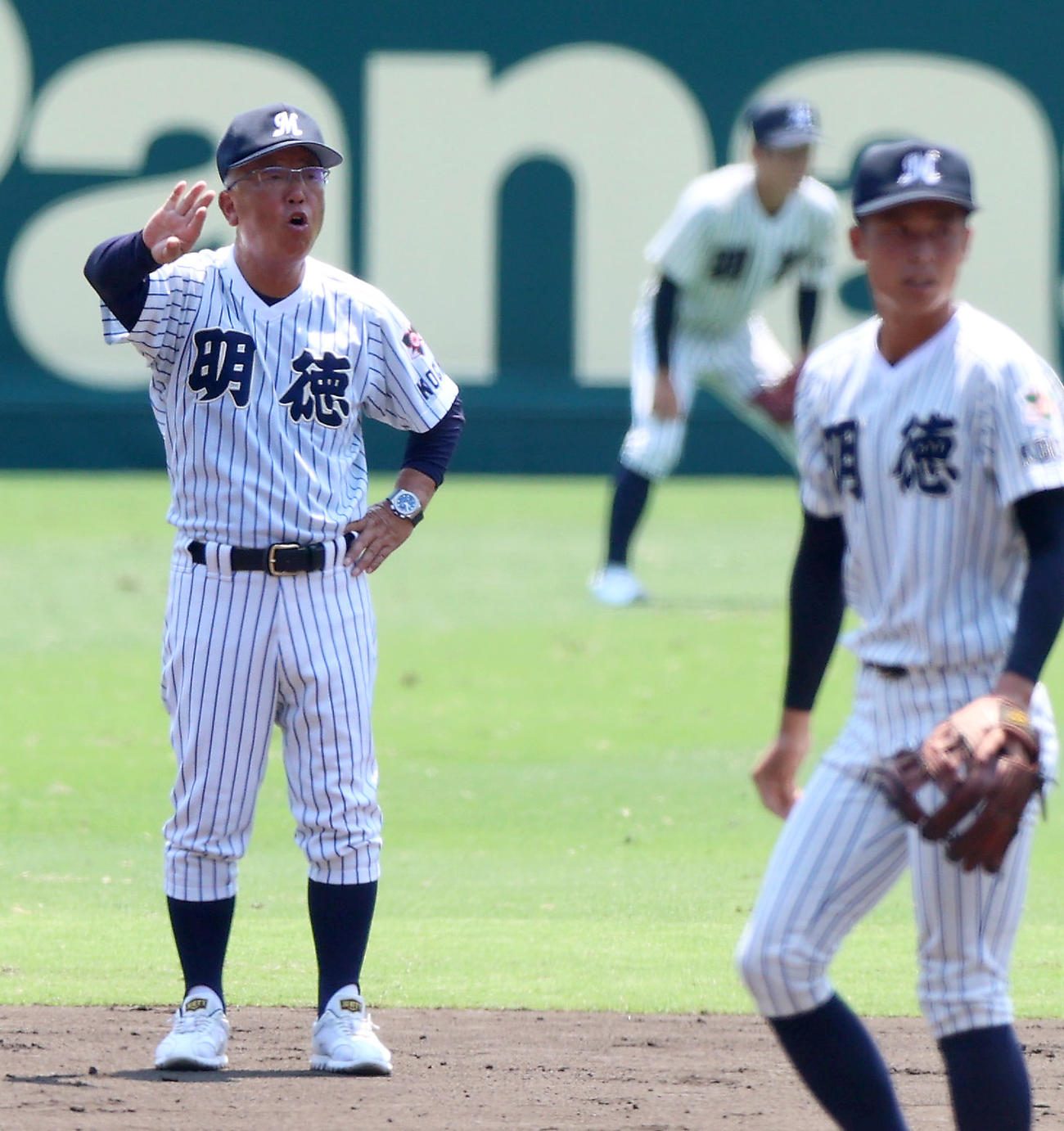 甲子園練習で指示を出す明徳義塾・馬淵監督（撮影・上山淳一）