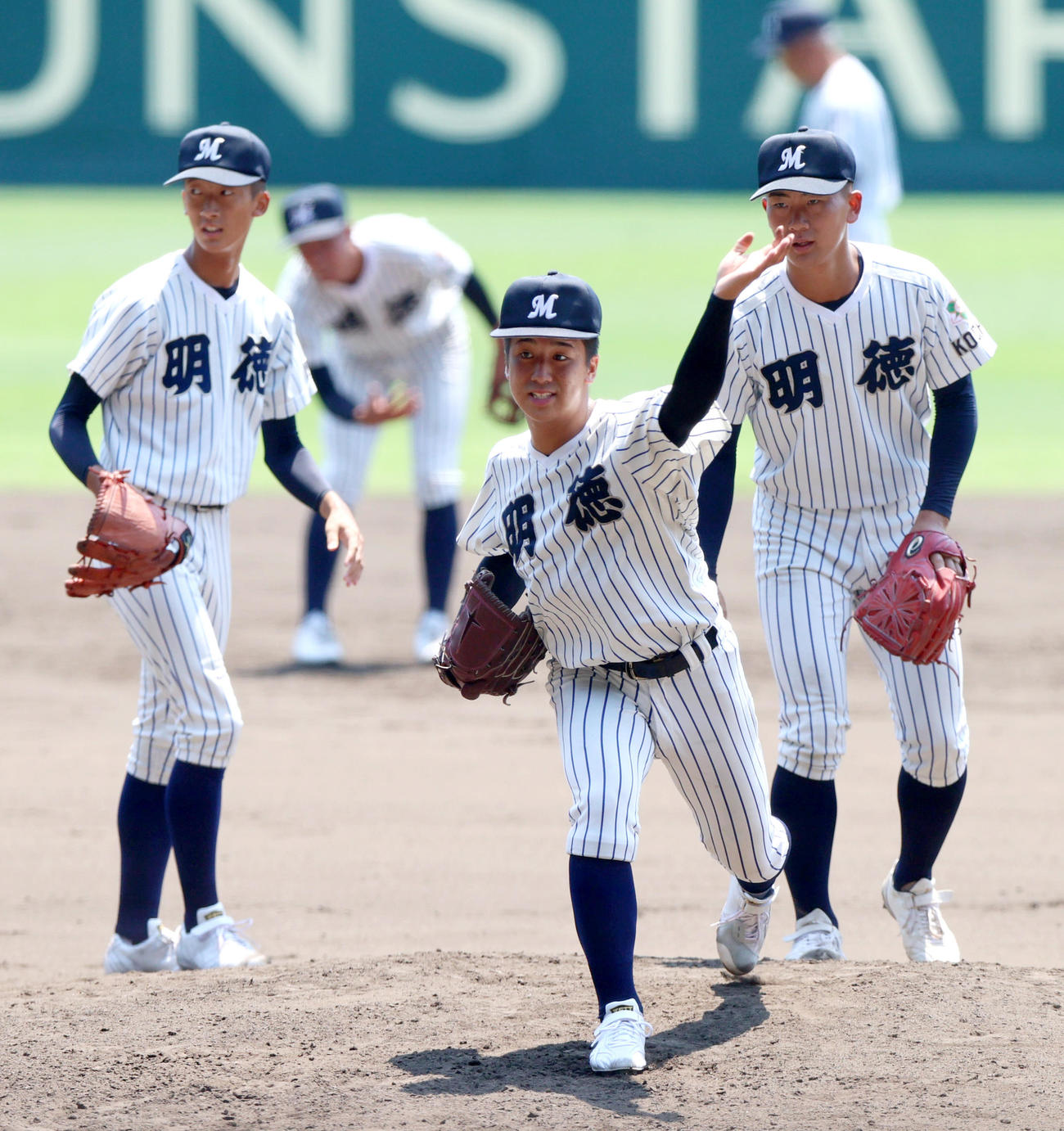 甲子園練習でマウンドを確かめる明徳義塾の投手陣（撮影・上山淳一）