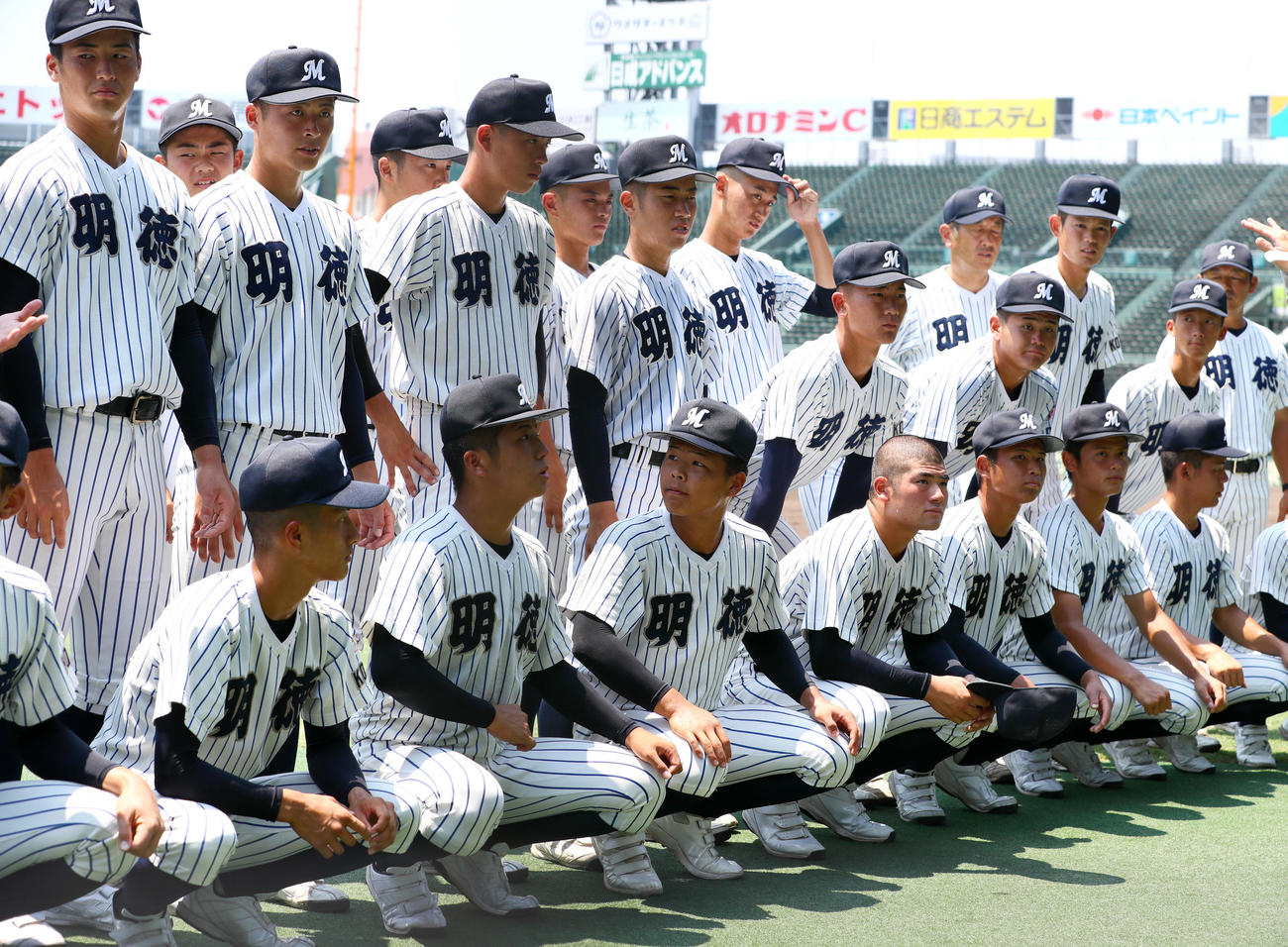 甲子園練習を前に集合写真を撮る明徳義塾の選手ら（撮影・上山淳一）