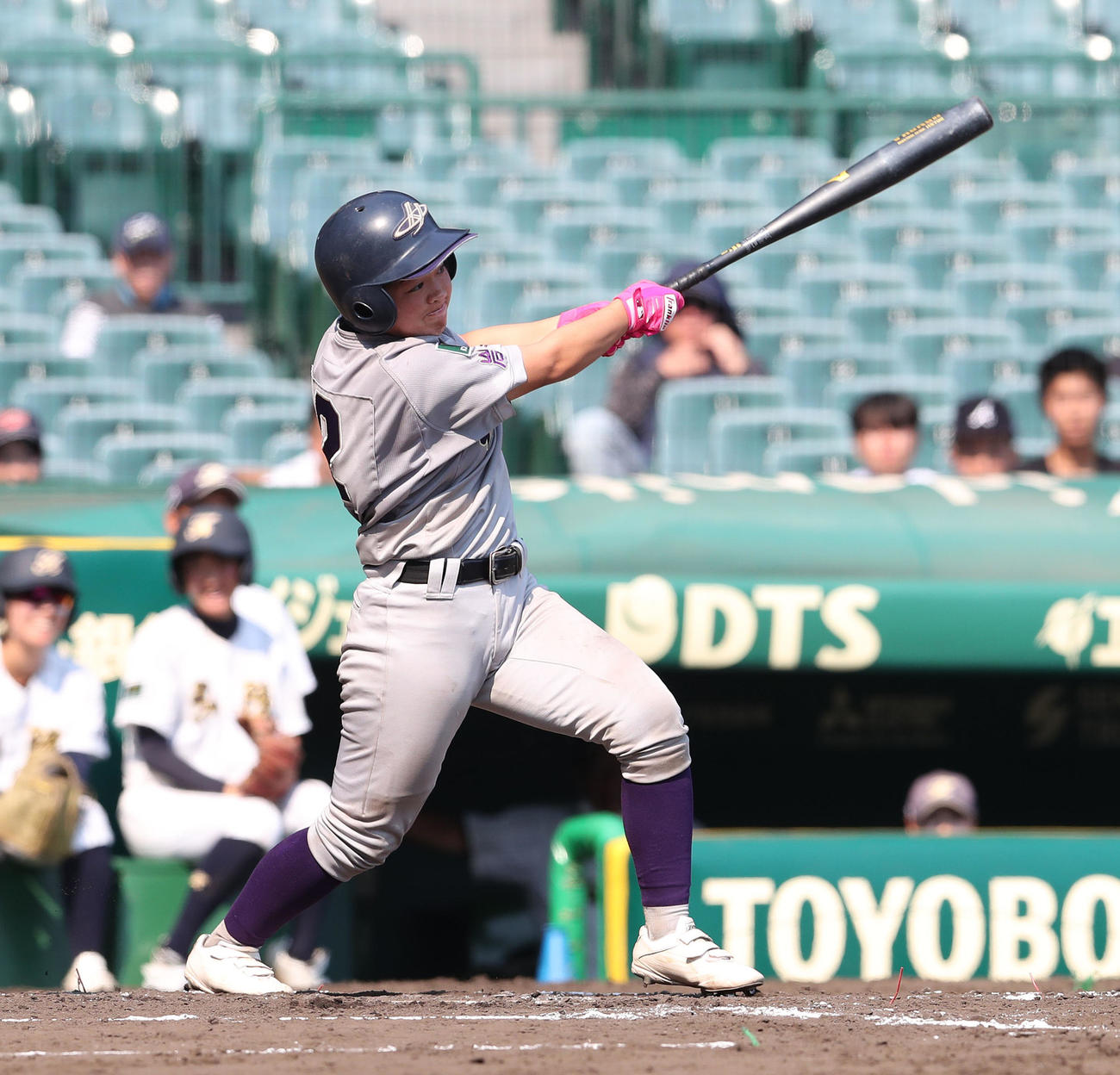神戸弘陵対花巻東　4回裏花巻東2死、平尾美空乃は左前打を放つ（撮影・白石智彦）