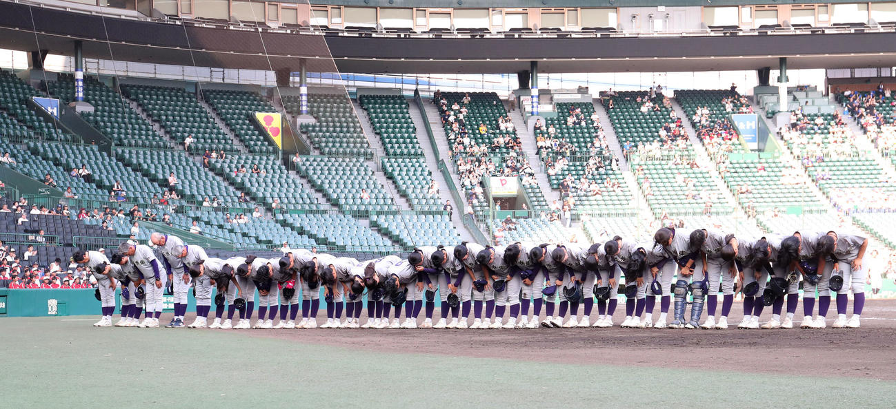 神戸弘陵対花巻東　準優勝に終わり応援席に一礼する花巻東ナイン（撮影・白石智彦）