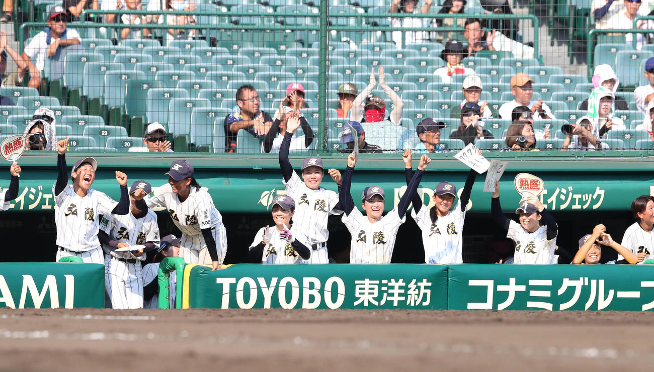 神戸弘陵対花巻東　6回表神戸弘陵1死二塁、矢島莉々果は左前適時打を放ちガッツポーズする神戸弘陵ナイン（撮影・白石智彦）