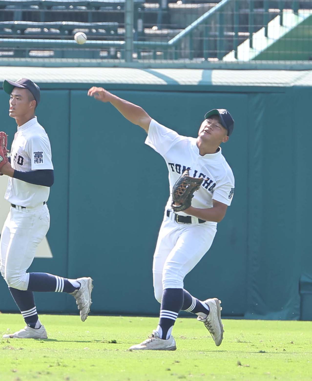 甲子園球場で練習をする富山商・新井丈弐偉（撮影・上田博志）