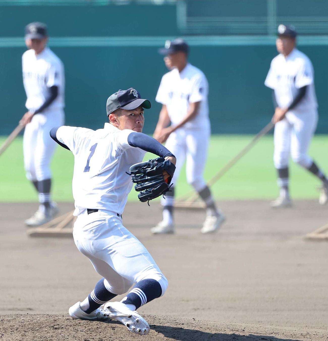 甲子園のマウンドで投球練習をする富山商エース寳泉（撮影・上田博志）