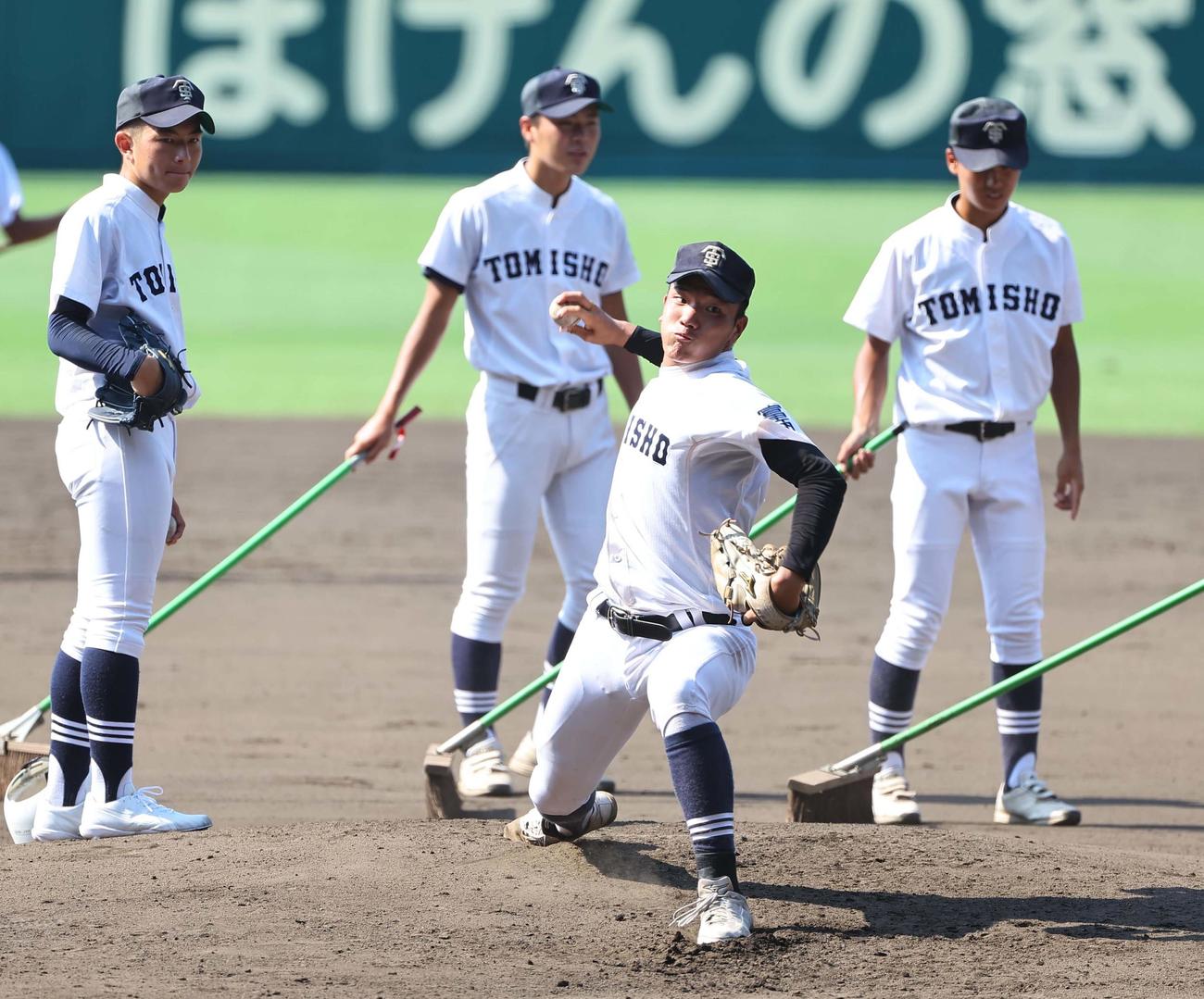 甲子園のマウンドで投球練習をする富山商・森（撮影・上田博志）
