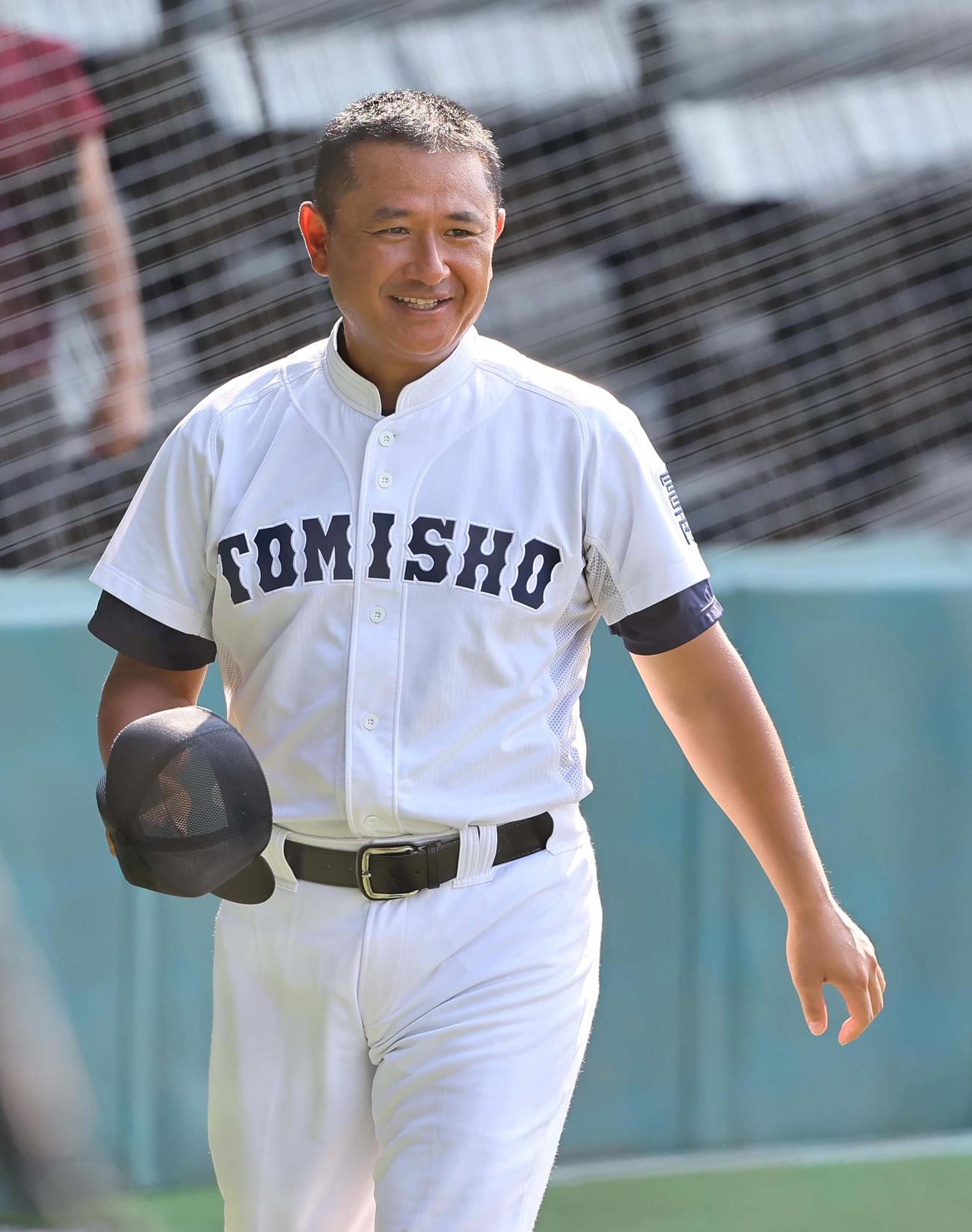 笑顔を見せる富山商・前崎監督（撮影・上田博志）