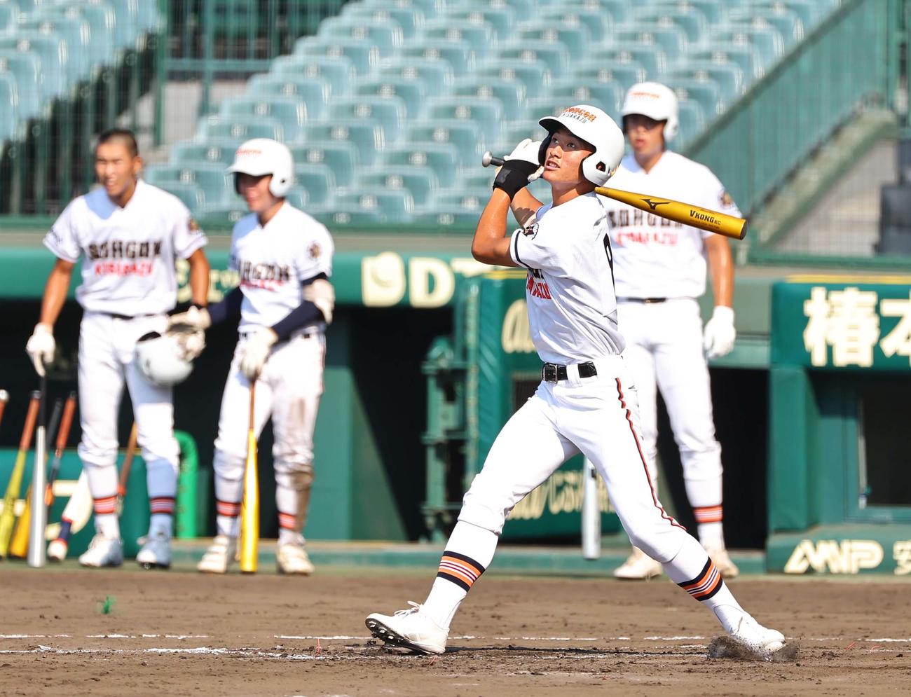 甲子園で打撃練習をする木更津総合・鈴木（撮影・上田博志）
