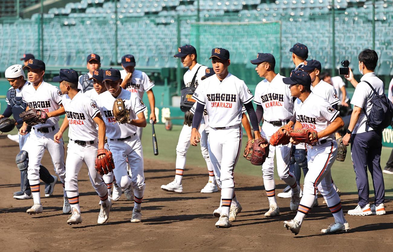 甲子園のグラウンドに入る木更津総合ナイン（撮影・上田博志）