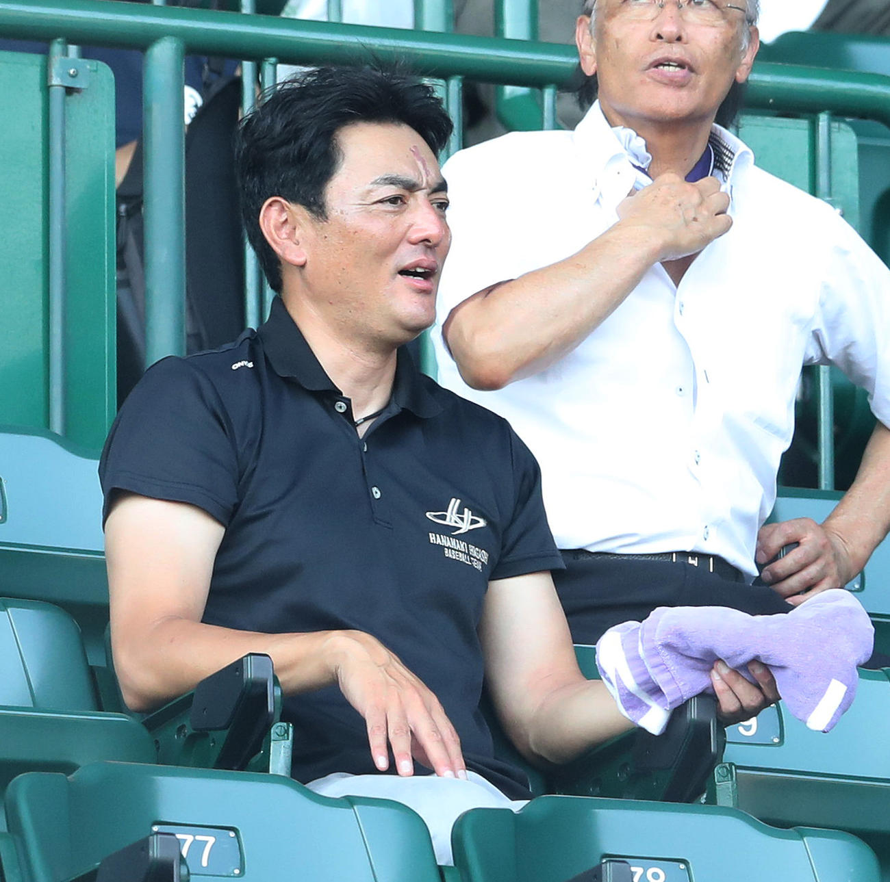 神戸弘陵対花巻東　女子野球部の決勝戦を観戦する花巻東・佐々木監督（撮影・白石智彦）