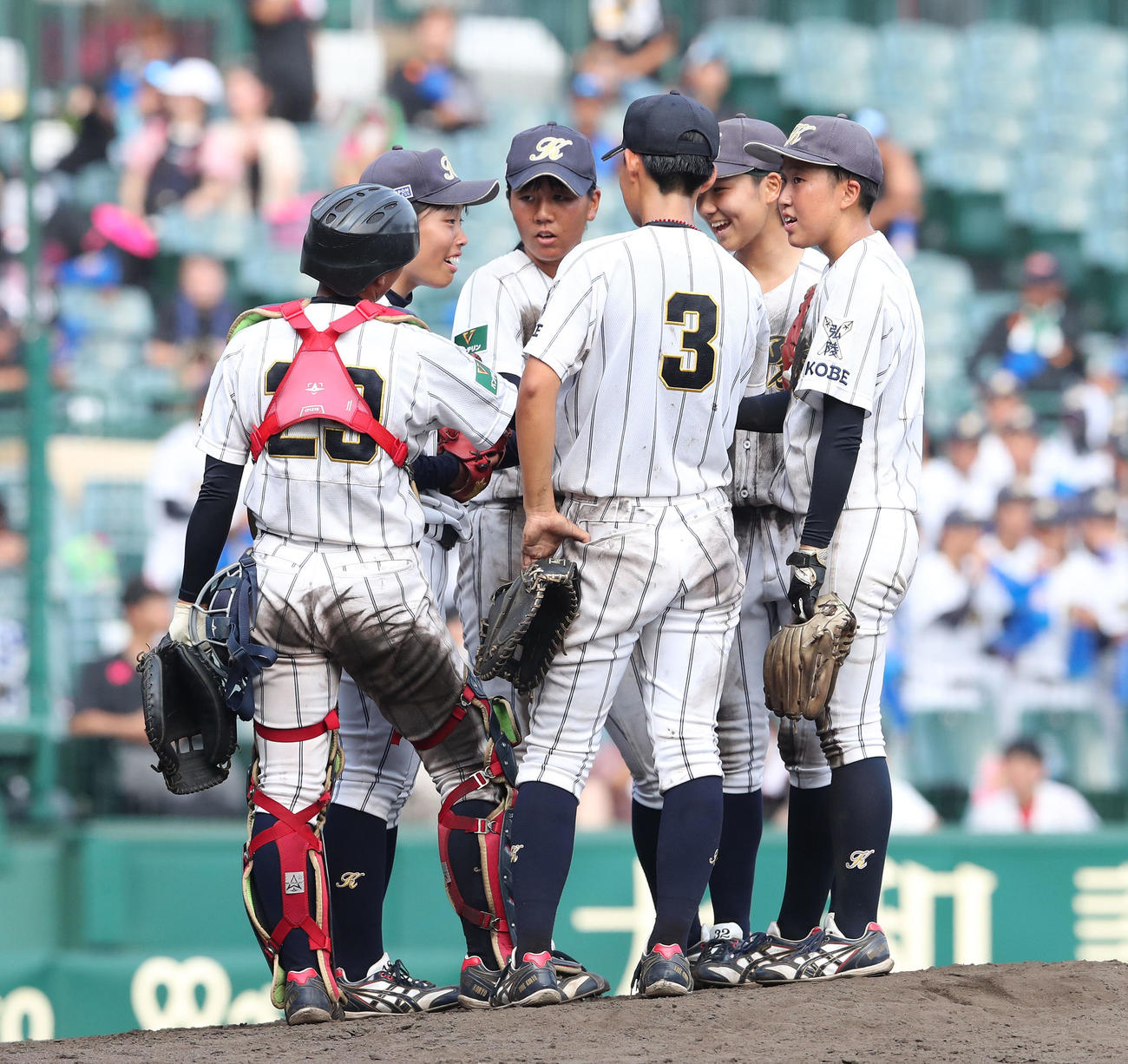 神戸弘陵対花巻東　7回裏花巻東2死、マウンドで笑顔で話す神戸弘陵・伊藤まこと（左から2人目）（撮影・白石智彦）