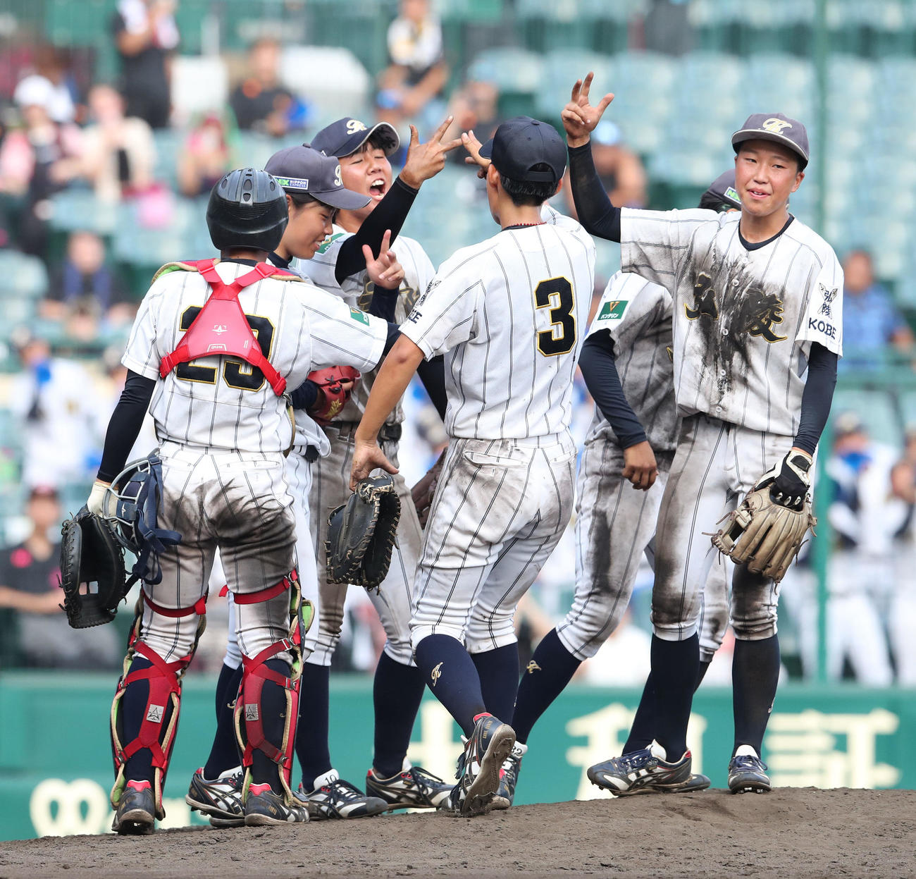 神戸弘陵対花巻東　7回裏花巻東2死、マウンドでナインと気合を入れる神戸弘陵・伊藤まこと（左から2人目）（撮影・白石智彦）