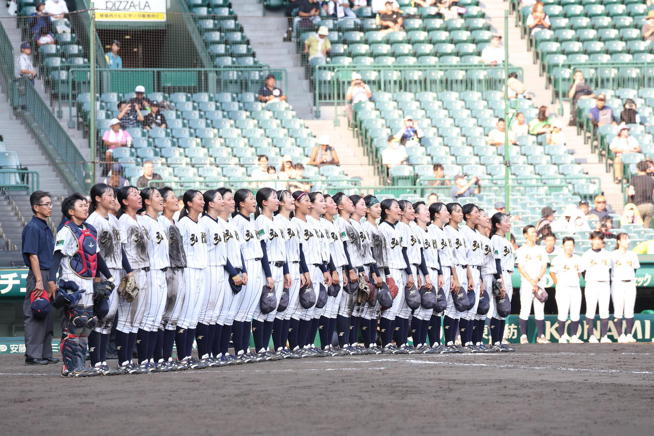 神戸弘陵対花巻東　優勝し校歌斉唱する神戸弘陵ナイン（撮影・白石智彦）