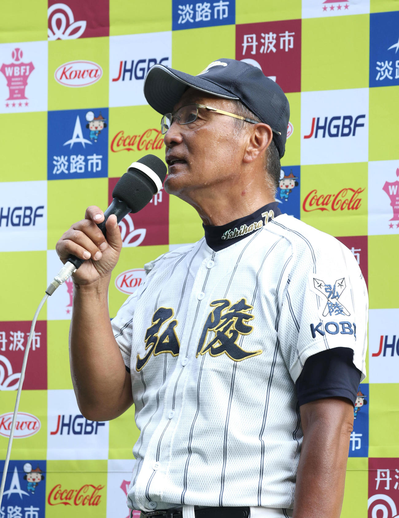神戸弘陵対花巻東　優勝インタビューに答える神戸弘陵・石原監督（撮影・白石智彦）