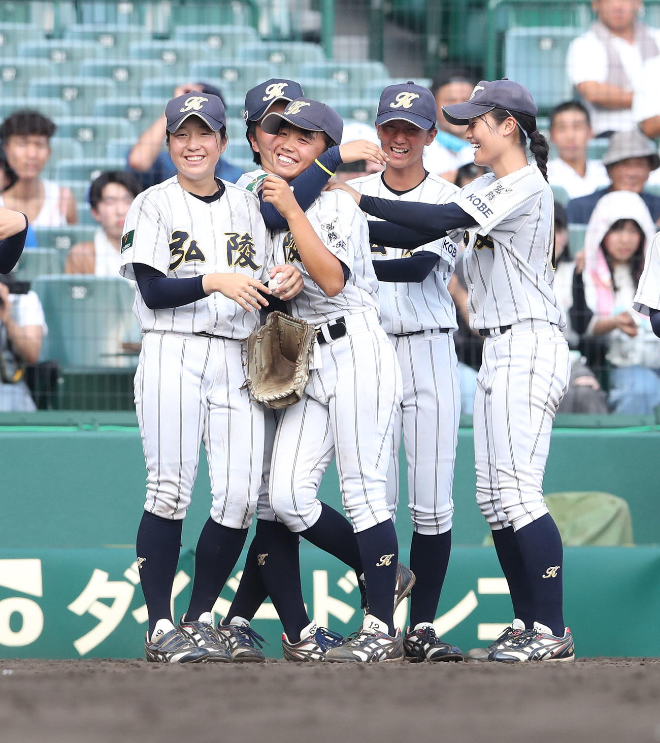 神戸弘陵対花巻東　7回裏花巻東2死、投手交代した先発の阿部さくら（左から2人目）をねぎらう神戸弘陵ナイン（撮影・白石智彦）