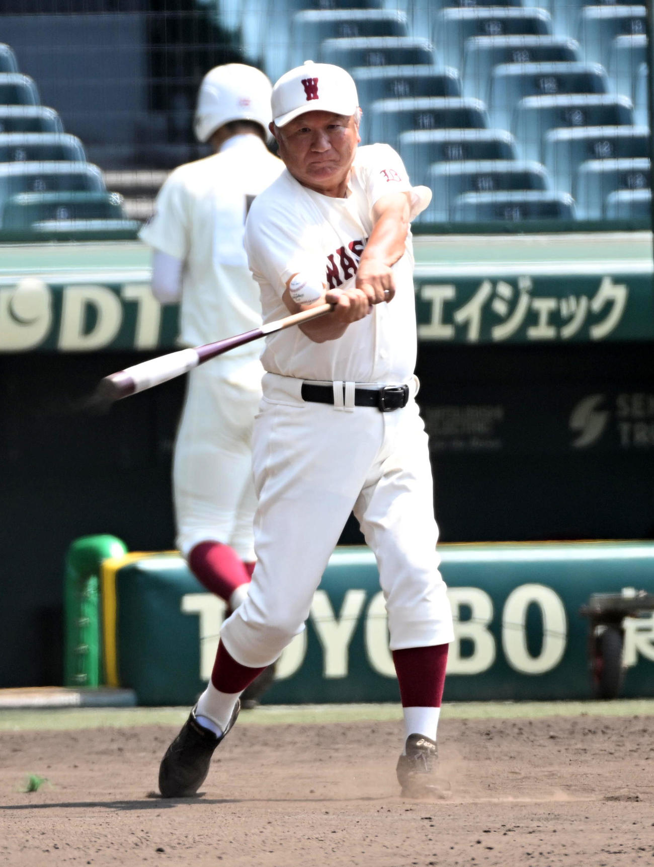 ノックを行う早実・和泉監督（撮影・前岡正明）