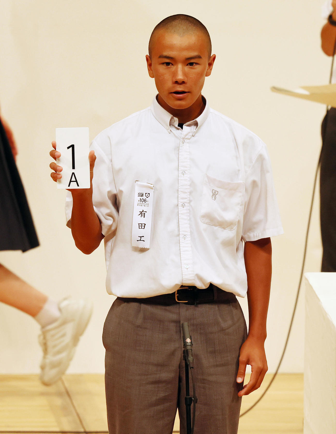 組み合わせ抽選を行う有田工・前田主将（撮影・加藤哉）