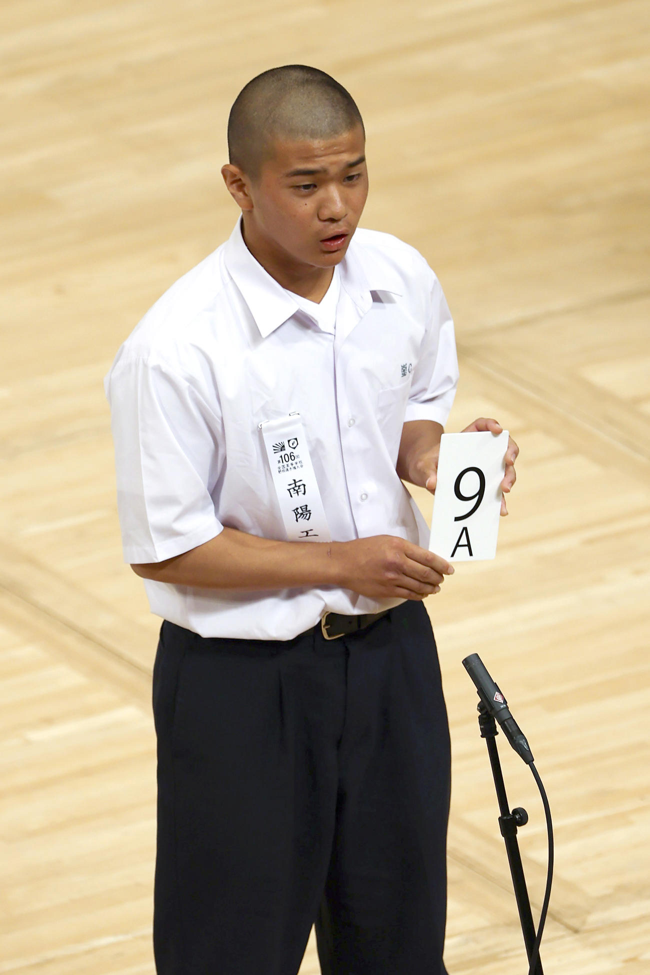 組み合わせ抽選で番号を発表する南陽工・丸山主将（撮影・上山淳一）