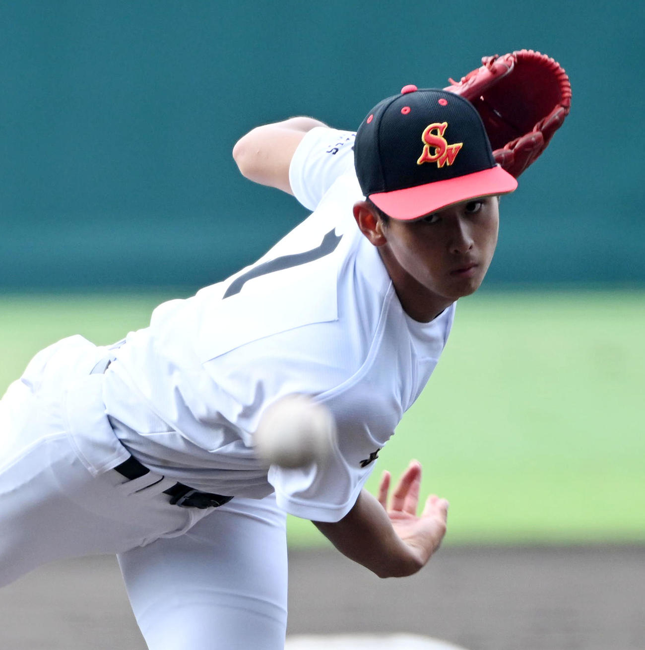 マウンドで投球練習を行う創成館・村田（撮影・前岡正明）