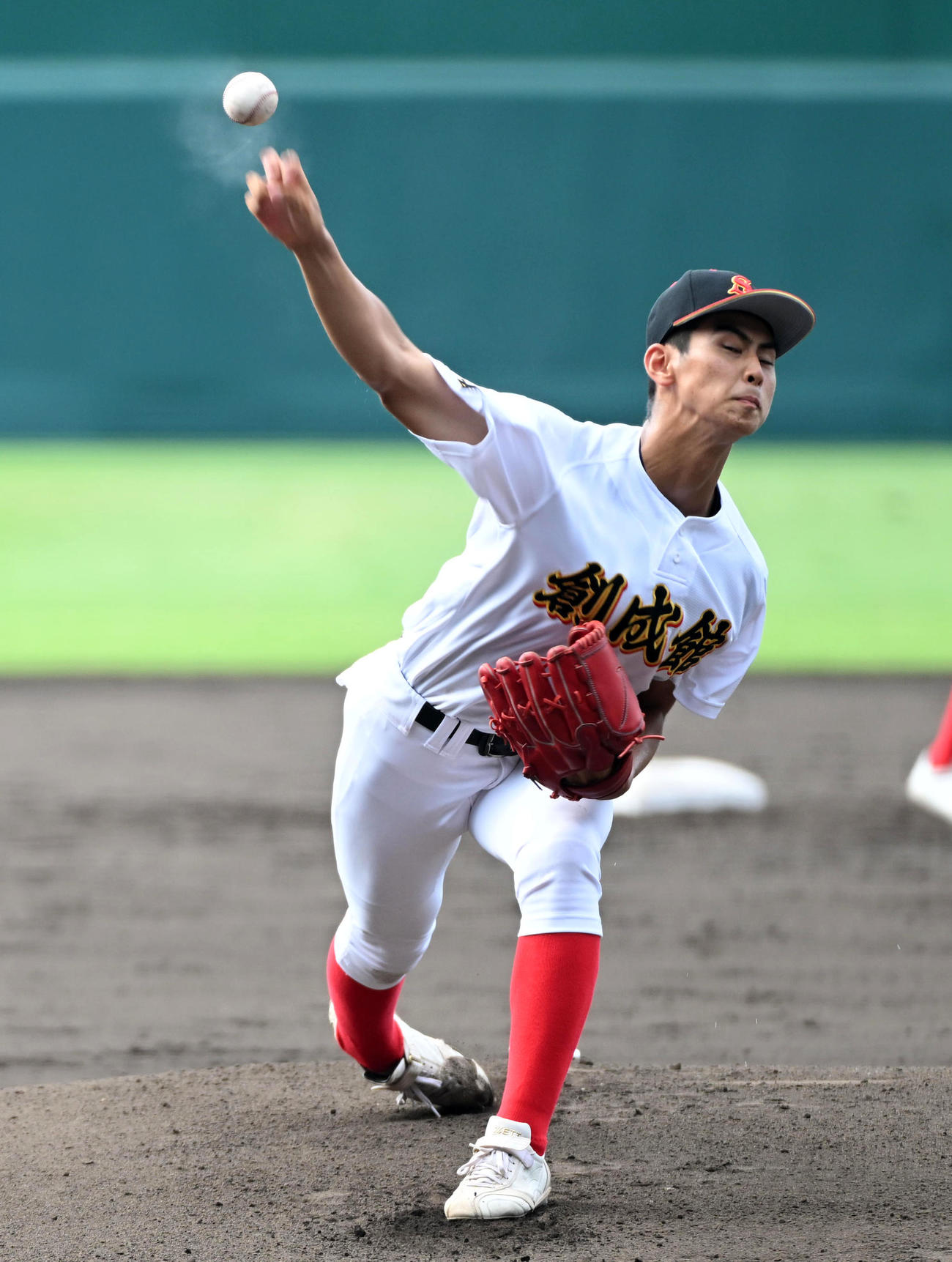 マウンドで投球練習を行う創成館・村田（撮影・前岡正明）