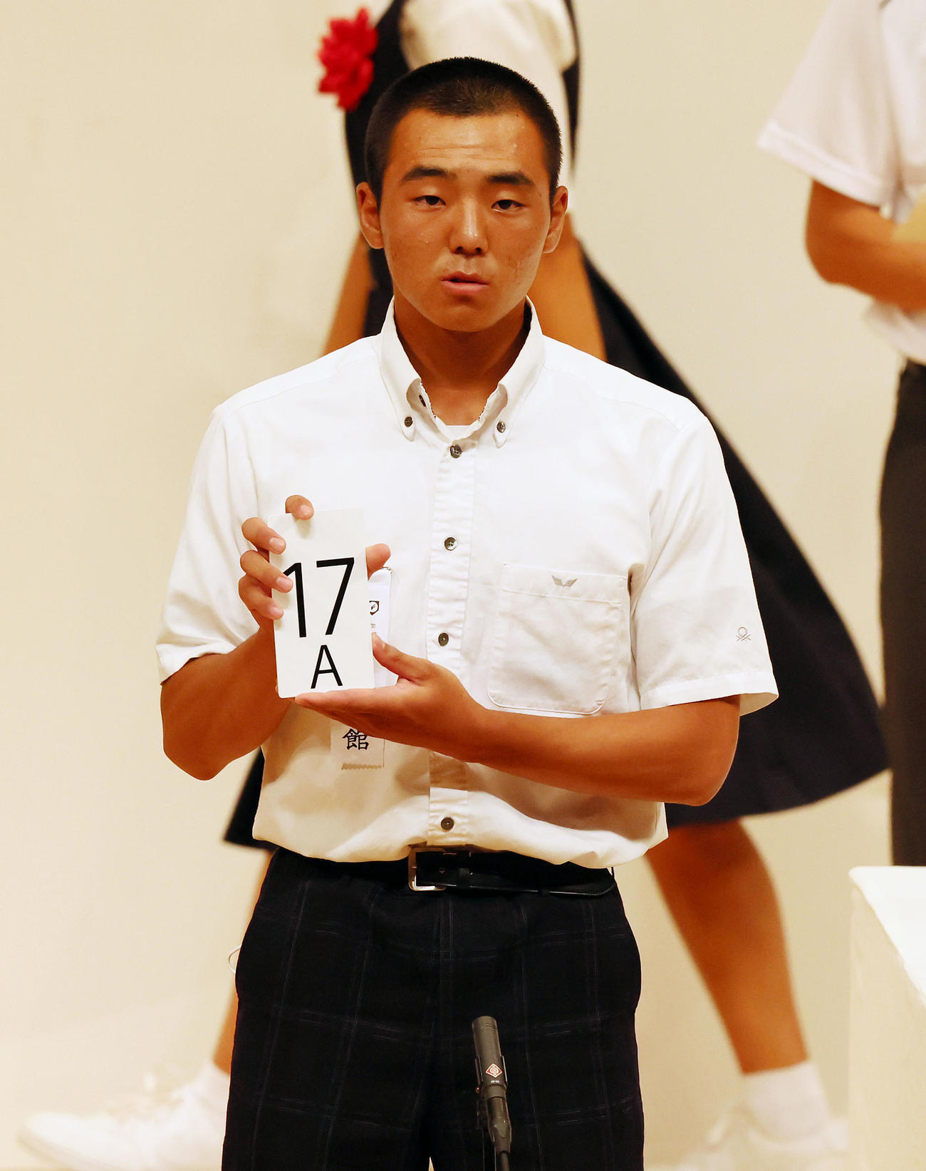 組み合わせ抽選を行う創成館の向段主将（撮影・加藤哉）