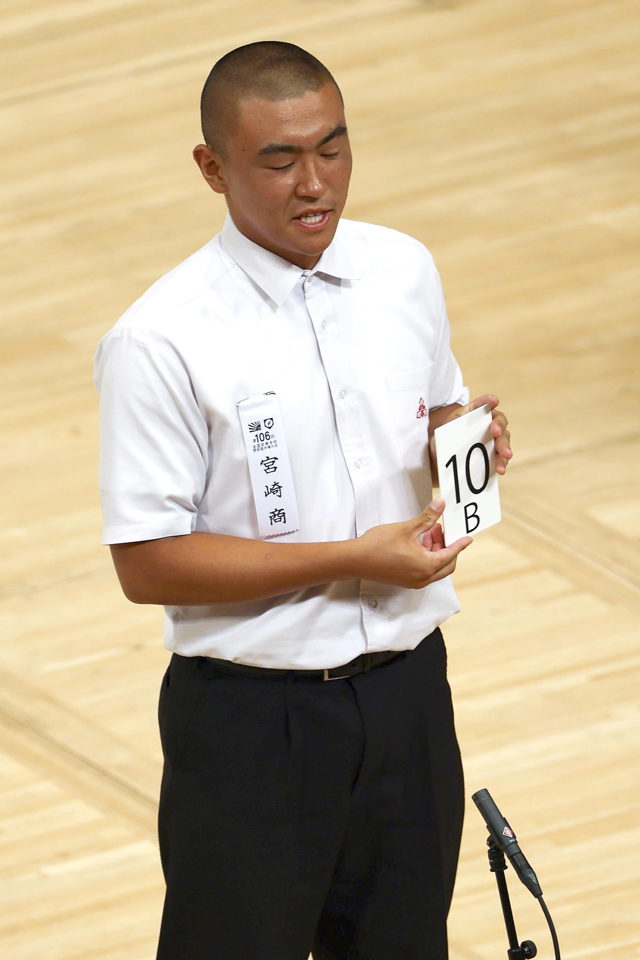 組み合わせ抽選で番号を発表する宮崎商・谷口主将（撮影・上山淳一）