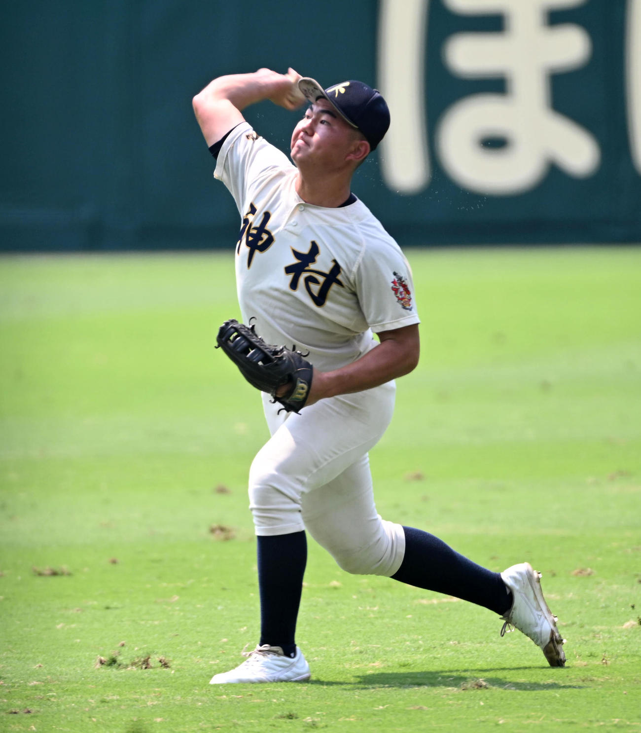 守備練習を行う神村学園・正林（撮影・前岡正明）
