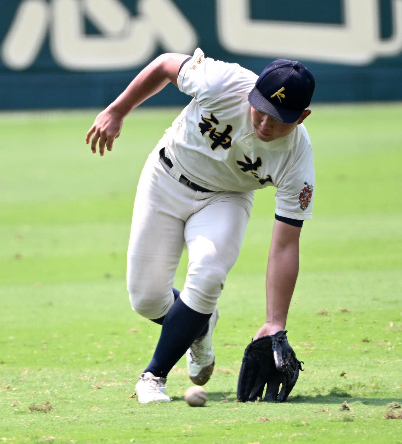 守備練習を行う神村学園・正林（撮影・前岡正明）