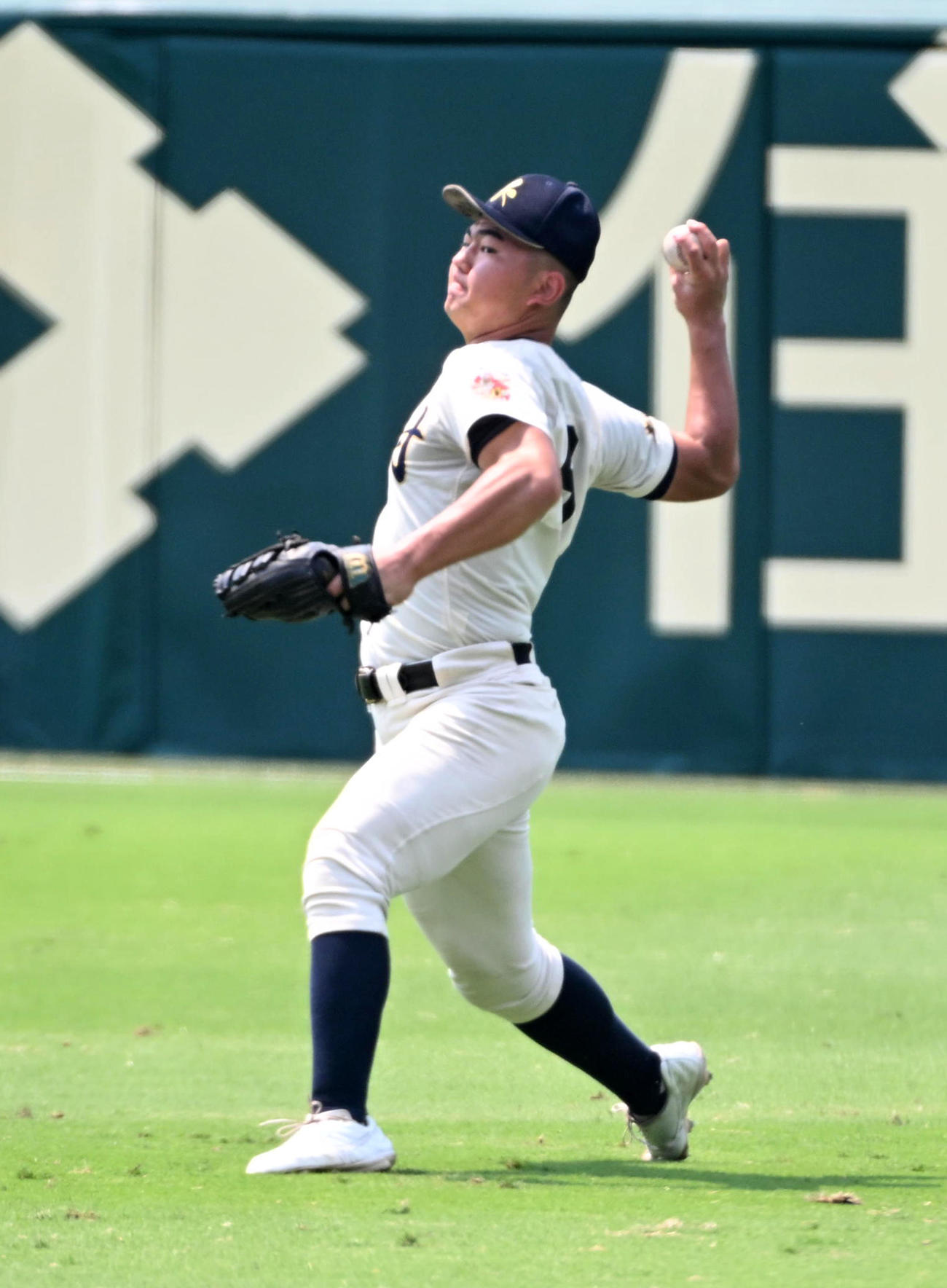 守備練習を行う神村学園・正林（撮影・前岡正明）