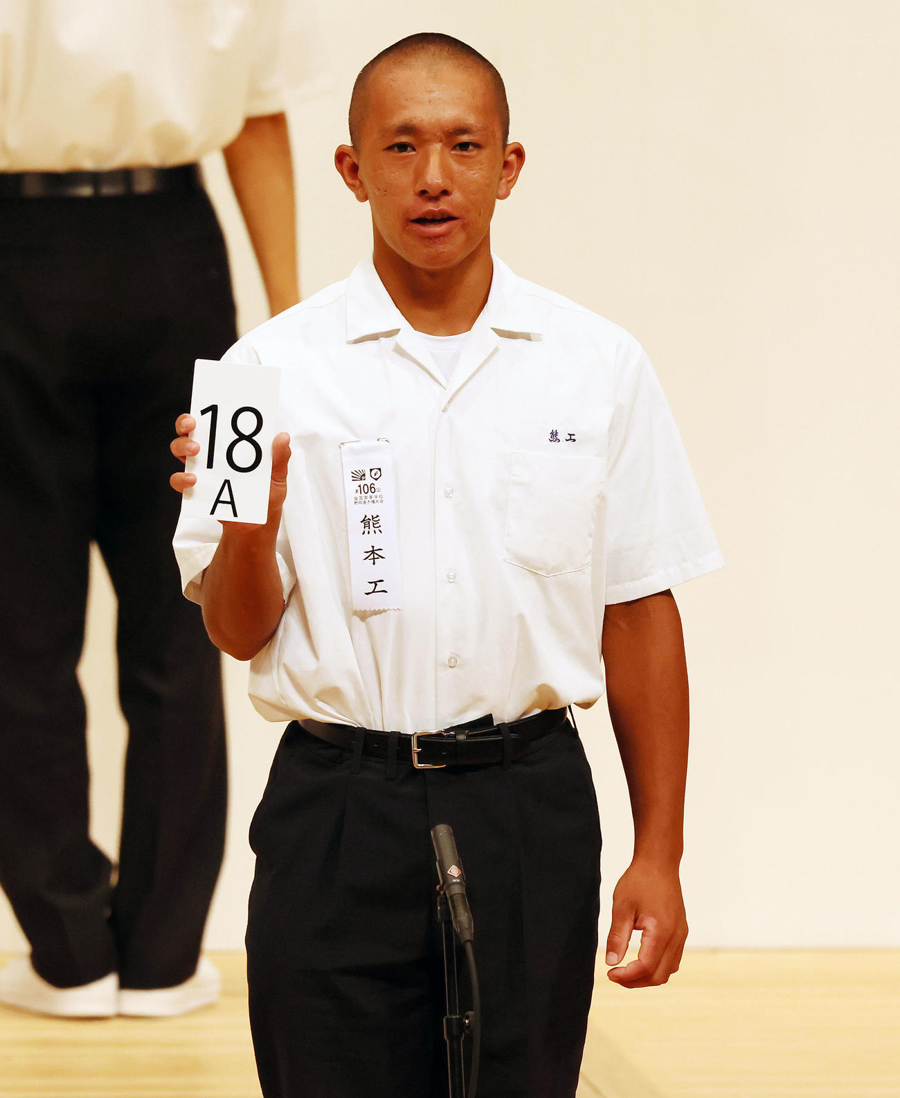 組み合わせ抽選を行う熊本工・浜口主将（撮影・加藤哉）