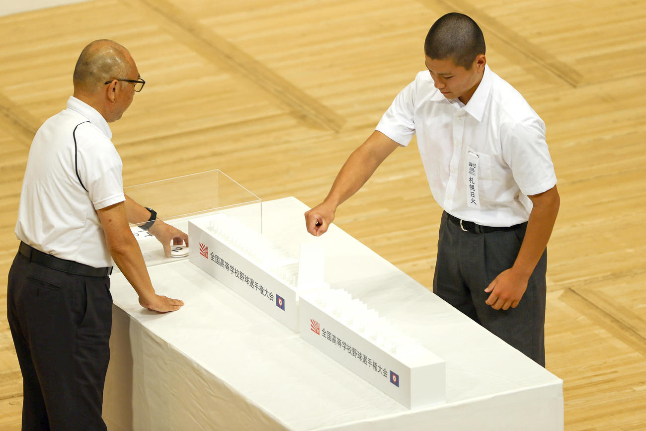 組み合わせ抽選をする札幌日大・菊地主将（右）（撮影・上山淳一）