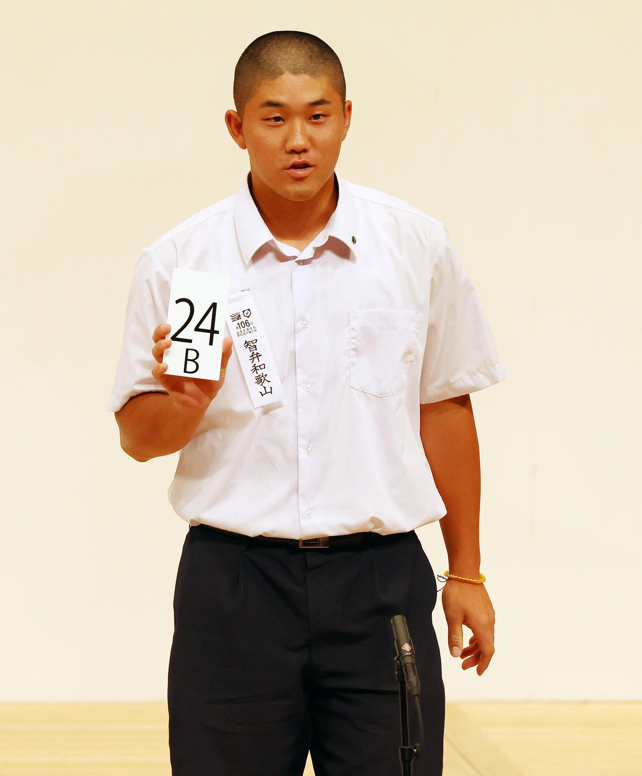 組み合わせ抽選を行う智弁和歌山の辻主将（撮影・加藤哉）